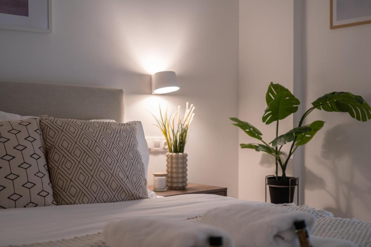 Unique 2 Bedrooms Apartment, Steps To Plaka And City Center Athen Exterior foto